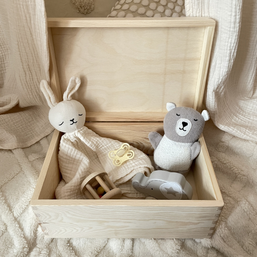 Caja de recuerdos grabada con conejitos