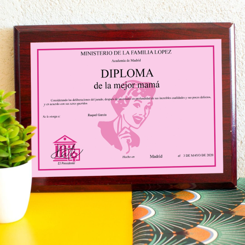 Diploma personalizado sobre soporte en madera