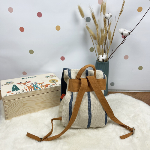 Mochila infantil con diseño de niño y koala ejemplo