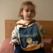 Mochila infantil con diseño de niño y koala ejemplo