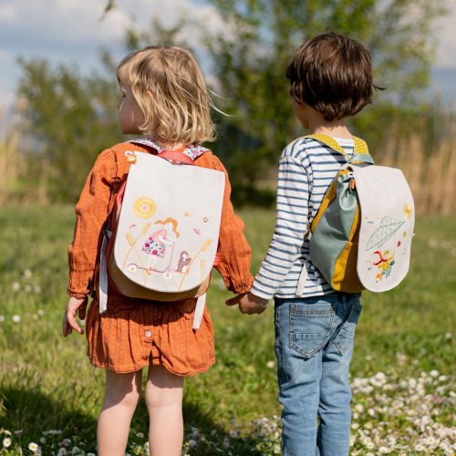 Mochila patineta con el nombre de la niña bordado 