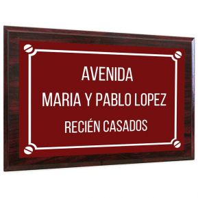 Placa de calle personalizada sobre soporte en madera