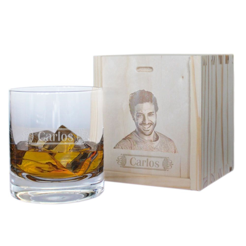 Vaso de whisky personalizado con nombre y su cofre con foto