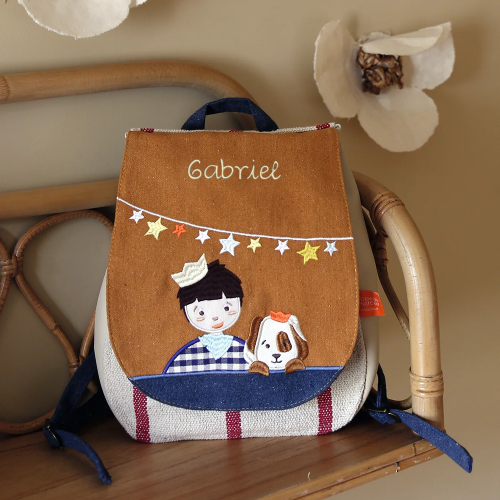 Mochila infantil con diseño de niño y perro ejemplo